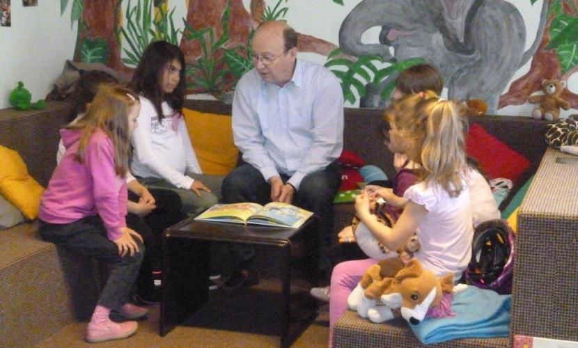 Vorlese3viertelstunde 06.05.2016, Hr. Ettl, Foto Stadt Der ehemalige Realschulrektor Ulrich Ettl liest bei der Vorlese3viertelstunde am 06.05.2016 aus dem Buch "Der kleine Rabe Socke".