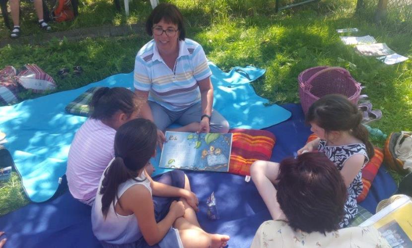 Vorlese3viertelstunde 01.07.2016, Foto Stadt Vorlese3viertelstunde am 01.07.2016 auf der Wiese neben der Stadtbücherei mit Frau Hager vom Gartenbauverein. Sie liest aus dem Buch "Die Spinne Widerlich".