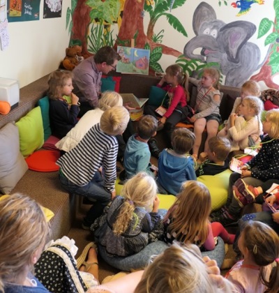 Rupert Fraundorfner liest in der Kinderecke der Stadtbücherei Altötting Bilderbücher vor.