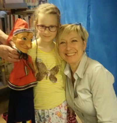Vorlese3viertelstunde Sonderaktion Bayerische Puppenbühne, Stadtbücherei Altötting, Foto Stadt Eine Teilnehmerin der Vorlese3viertelstunde Sonderaktion Bayerische Puppenbühne mit Büchereileiterin Sonja Zwickl und der Kasperlfigur.