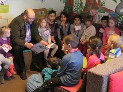 Die Kinder hören Marco Kessler im Rahmen der Vorlese3viertelstunde am 15.02.19 in der Stadtbücherei Altötting aufmerksam zu.