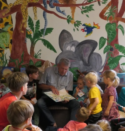 Werner Sirringhaus liest in der Kinderecke der Stadtbücherei Kinderbücher vor.