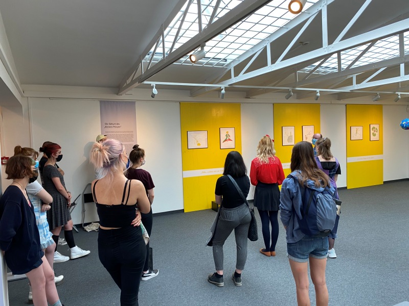 Hier sehen Sie eine Schulklasse bei der Ausstellung "Der kleine Prinz".