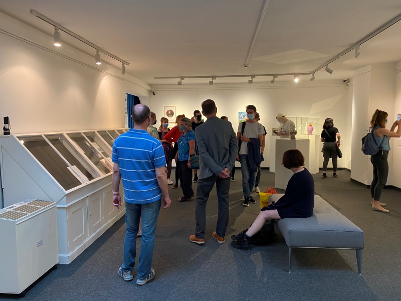 Hier sehen Sie Ersten Bürgermeister Stephan Antwerpen mit einer Schulklasse bei der Ausstellung "Der kleine Prinz".