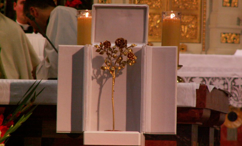 Verleihung der Goldenen Rose an die Stadt Altötting 2008, das Bild zeigt die Goldene Rose Foto: Heuwieser