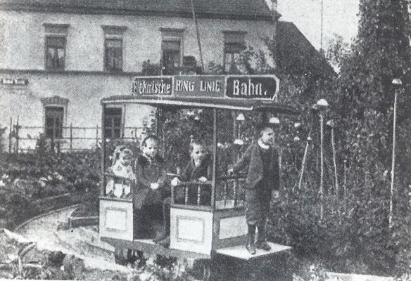 Kinder sitzen in einer alten Straßenbahn.