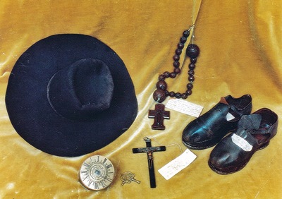 Hut, Schuhe, Kreuz und Rosenkranz von Maria Ward