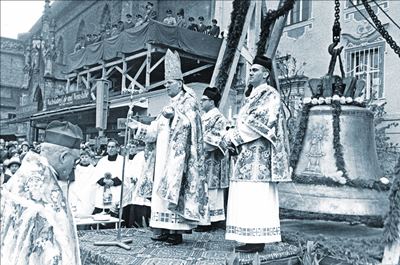 Stadtpfarrer Alfons Grüneis (Mitte) bei der Glockenweihe für die Stiftspfarrkirche 