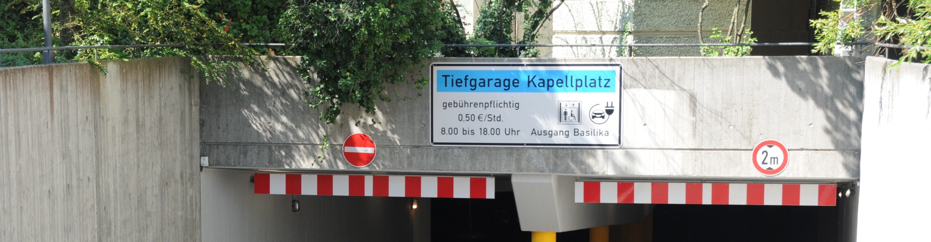 Abfahrt zur Tiefgarage am Kapellplatz Altötting mit Infoschild.