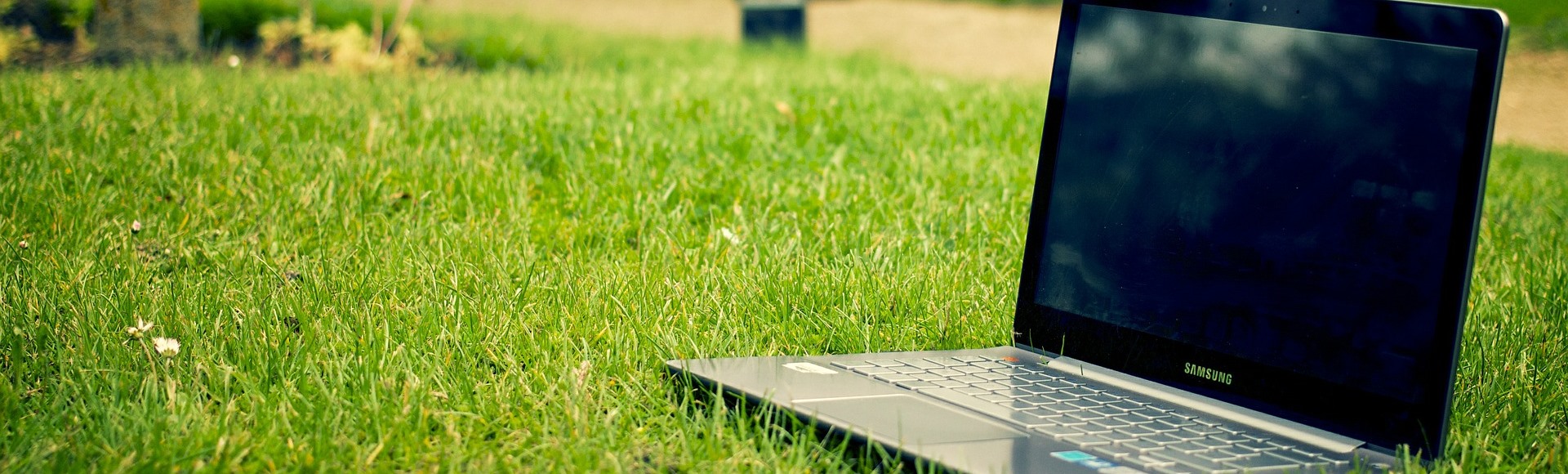 Altötting Gewerbeflächen, Laptop auf Rasen, Foto: Pixabay