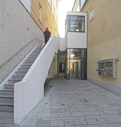 Aufzug und Treppe von der Tiefgarage zum Kapellplatz.