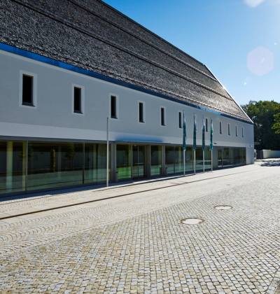 Außenansicht auf das Kultur + Kongress Forum Altötting.