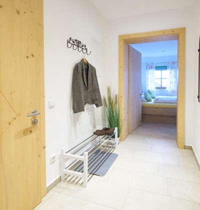 Behindertengerechte Ferienwohnung Altötting, Foto Stadel Hof Altötting Ein behindertengerechter Flur in einer Ferienwohnung mit breitem Gang und breiten Türen.