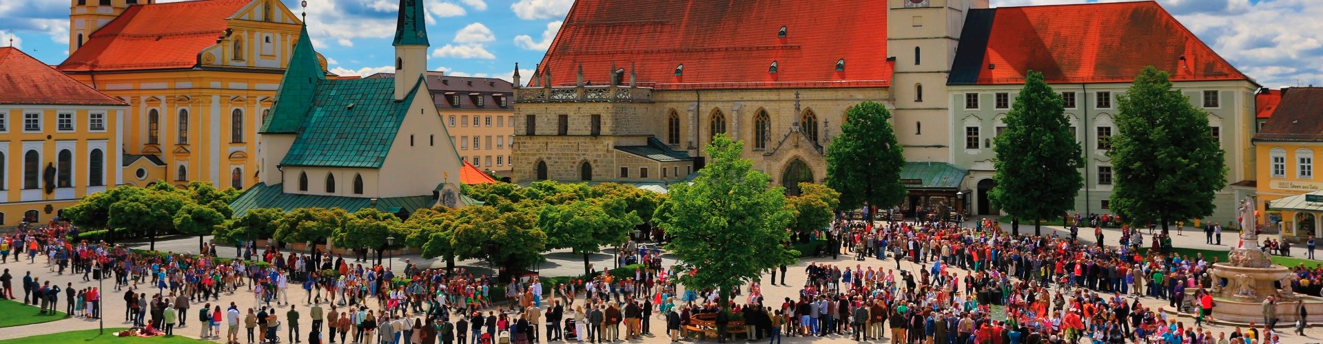 Der Altöttinger Kapellplatz mit Gnadenkapelle und Stiftspfarrkirche ist voller Pilger.