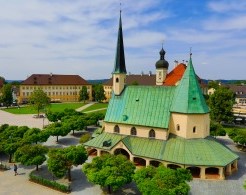 Blick auf die Gnadenkapelle am Altöttinger Kapellplatz.