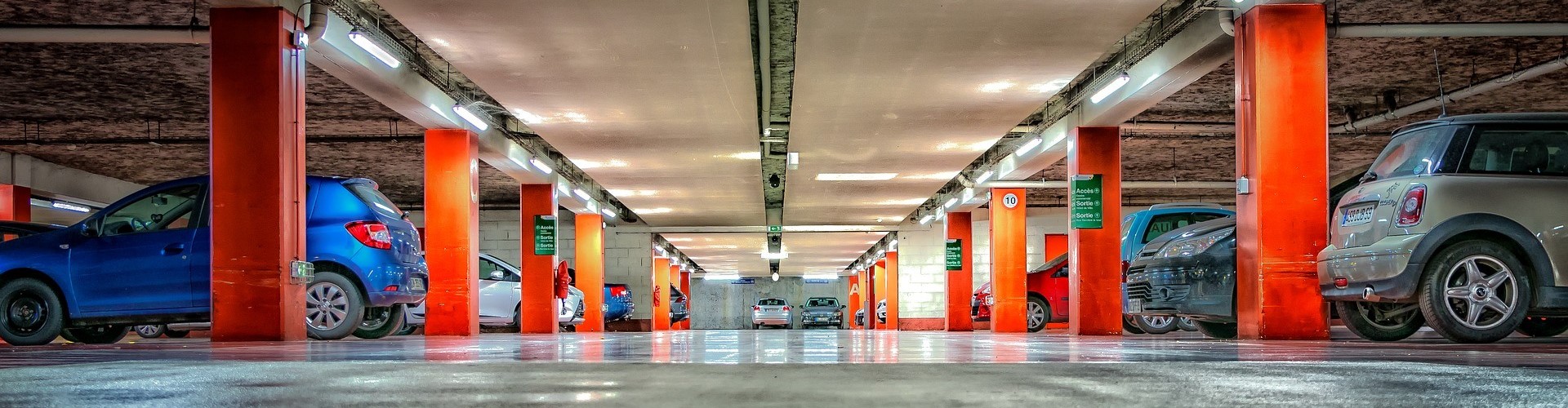 In einer bunten Tiefgarage parken mehrere Autos. 