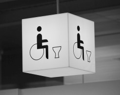 Hinweis auf behindertengerechte Toilette. 