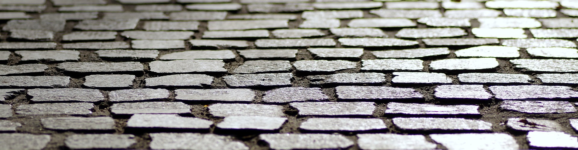 Detailaufnahme einer gepflasterten Straße.