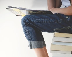Leben in Altötting, Foto: lesende Person sitzt auf Bücher, Foto: Pixabay