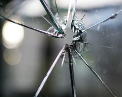 Stadt Altötting, Leben in Altötting, Schadensmeldung, Foto: zerbrochenes Glas - Pixabay