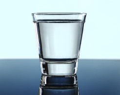 Leben in Altötting, Bild: volles Wasserglas, Pixabay