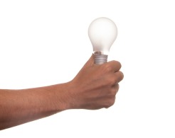 Leben in Altötting, Bild: Hand hält Glühbirne, Pixabay