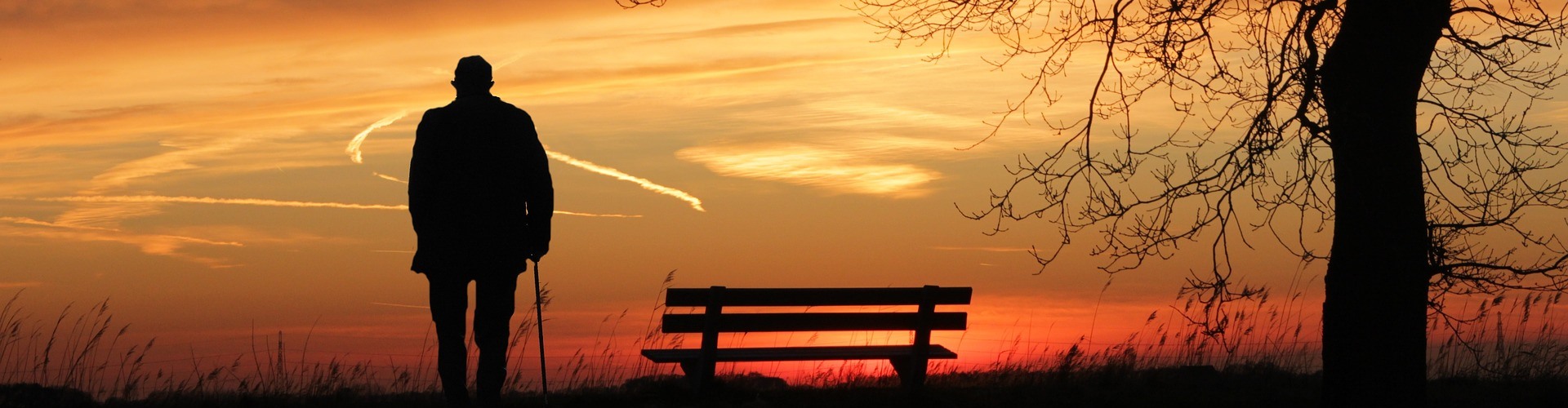 Ein alter Mann betrachtet einen wunderschönen Sonnenuntergang.  