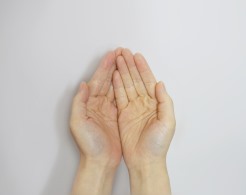 Zwei aneinandergelegte Hände formen eine schützende Kuhle.