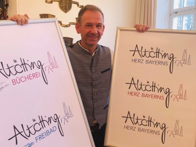 Stephan-Antwerpen-mit-dem-neuen-Logo-der-Stadt-Altoetting