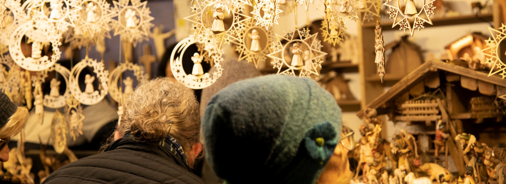 Her sehen Sie einen Kripperlstand am Altöttinger Christkindlmarkt 