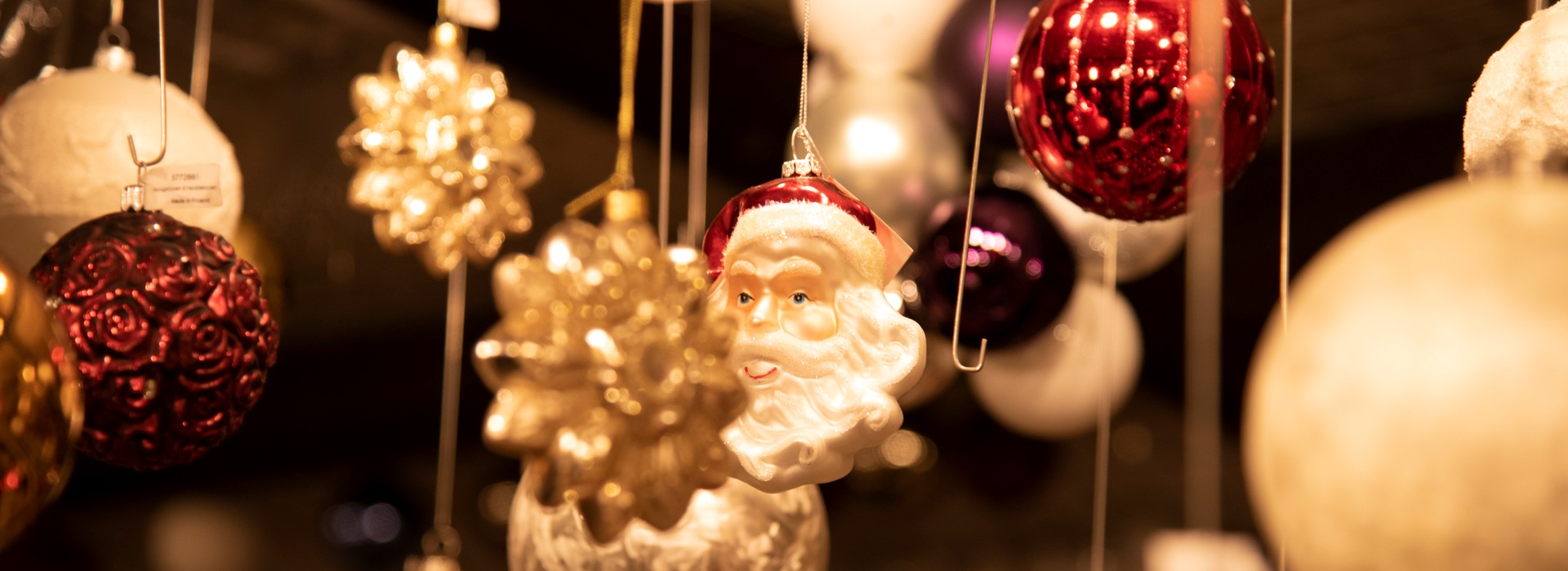 Hier sehen Sie Christbaumkugeln am Altöttinger Christkindlmarkt 