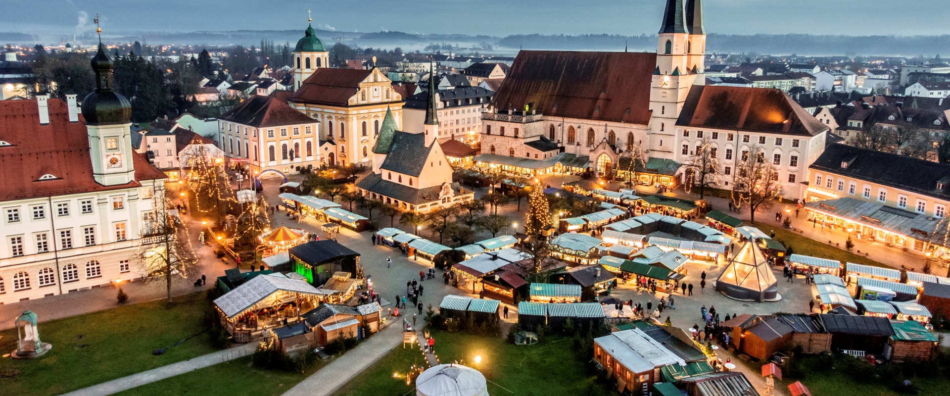 Luftbild des Altöttinger Christkindlmarkts im Advent