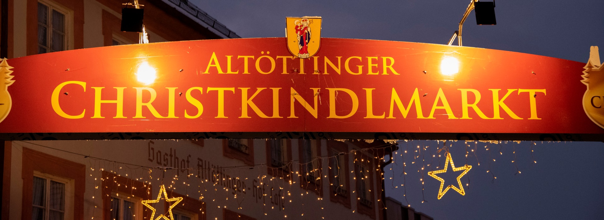 Hier sehen Sie den Eingang vom Altöttinger Christkindlmarkt 