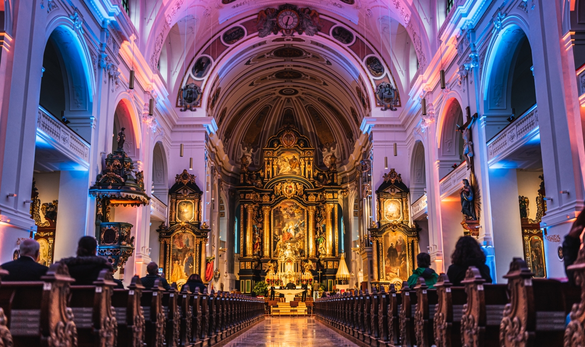 Beleuchtete Basilika St. Anna mit Blick auf den Altar.