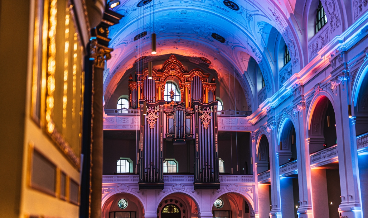 Blick auf die beleuchtete Orgel der Basilika St. Anna.