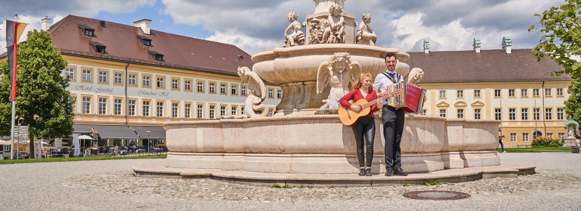 Hier Sehen Sie zwei Musiker am Marienbrunnen 