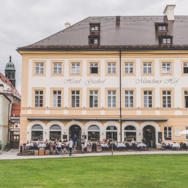 Hier sehen Sie den Münchner Hof vom Kapellplatz aus