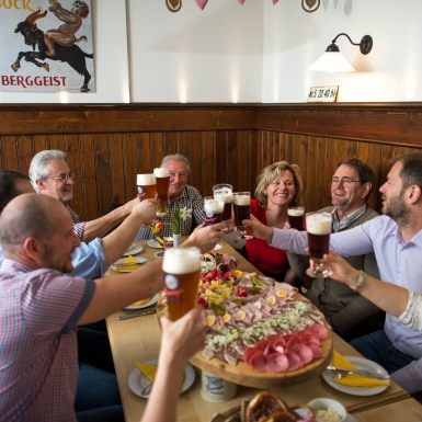 Hier sehen Sie eine Gruppe mit Bier und Brotzeit!