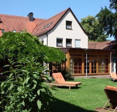 Caritashaus St. Elisabeth Altötting, Foto Randl Außenansicht Caritashaus St. Elisabeth mit Garten.