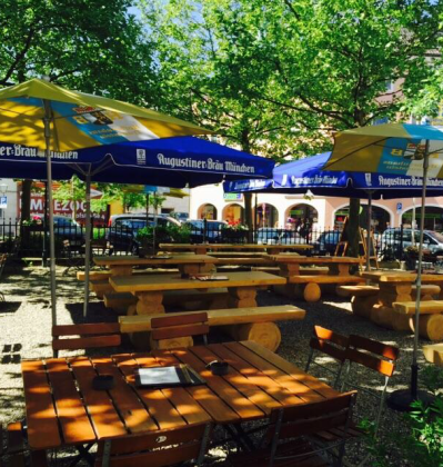 Ein schattiger Biergarten.