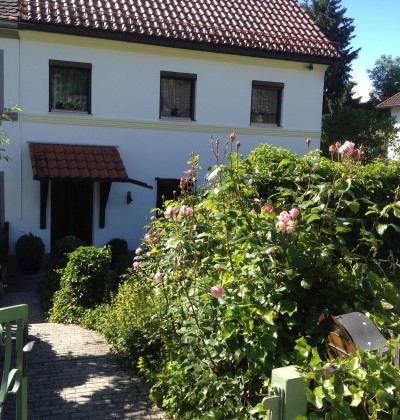 Außenansicht des Ferienhaus Mörnbach in Altötting mit Blick in den Garten.