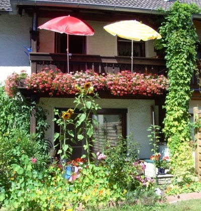 Außenansicht auf die Ferienwohnung Jetz mit Garten und Balkon. 
