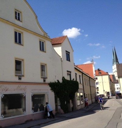 Außenansicht auf die Ferienwohnung Neumair mit Blick auf die Stiftspfarrkirche. 