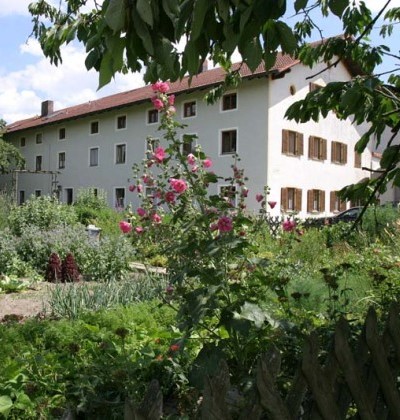 Außenansicht auf den Lehneckerhof mit Blick durch den Garten. 