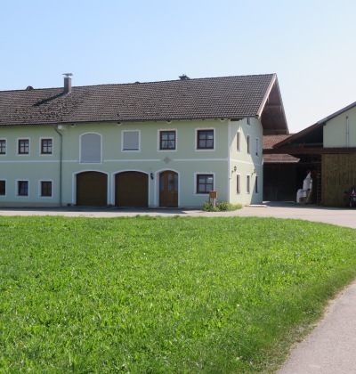 Außenansicht Bauernhof Stadel Hof Altötting.