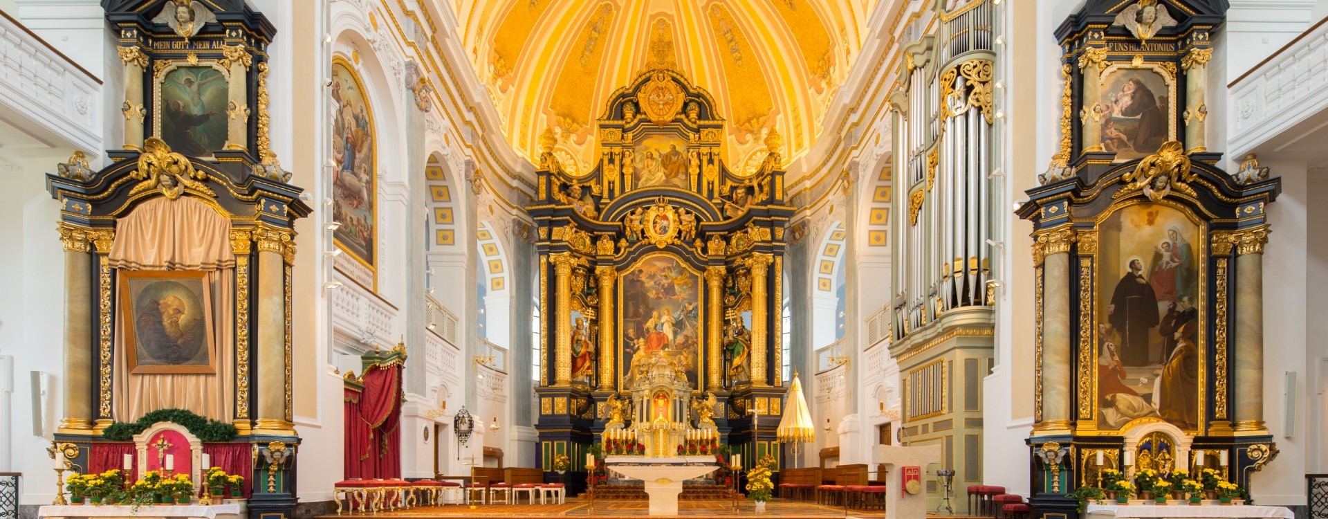 Altarraum der Basilika St. Anna in Altötting mit den beiden Seitenaltären.