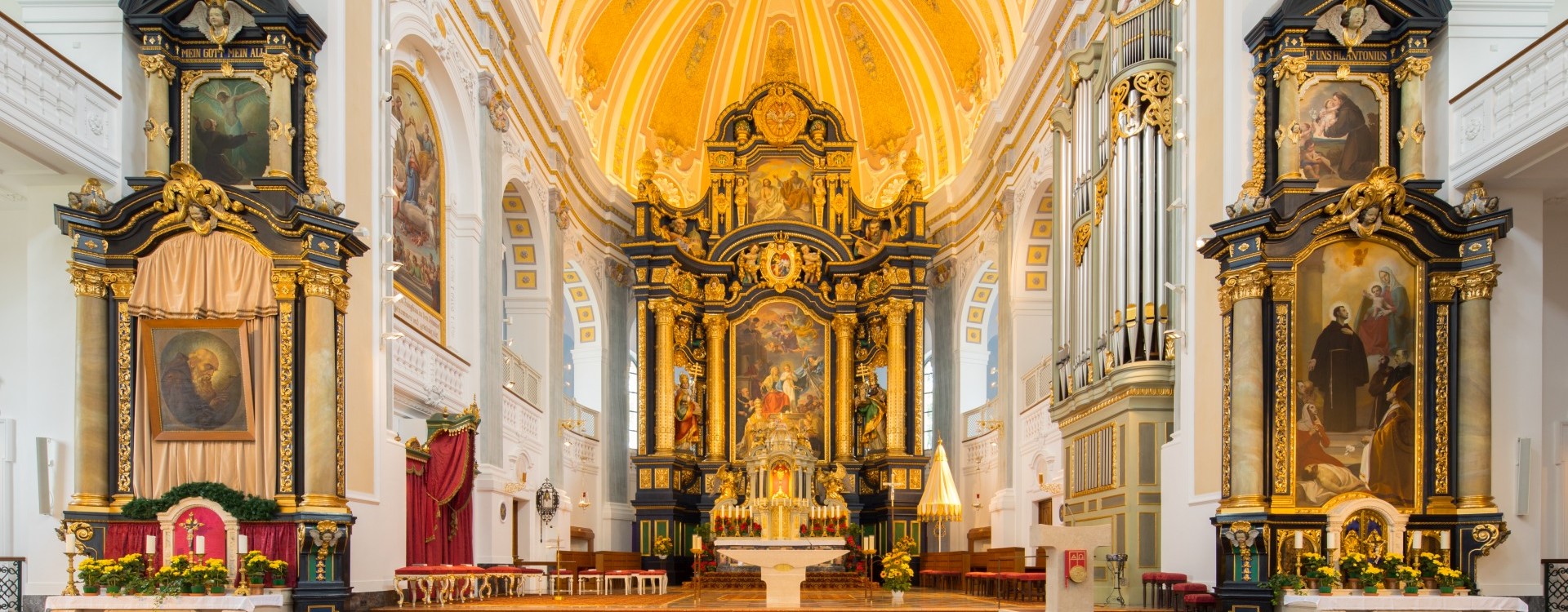 Altarraum der Basilika St. Anna in Altötting mit den beiden Seitenaltären.