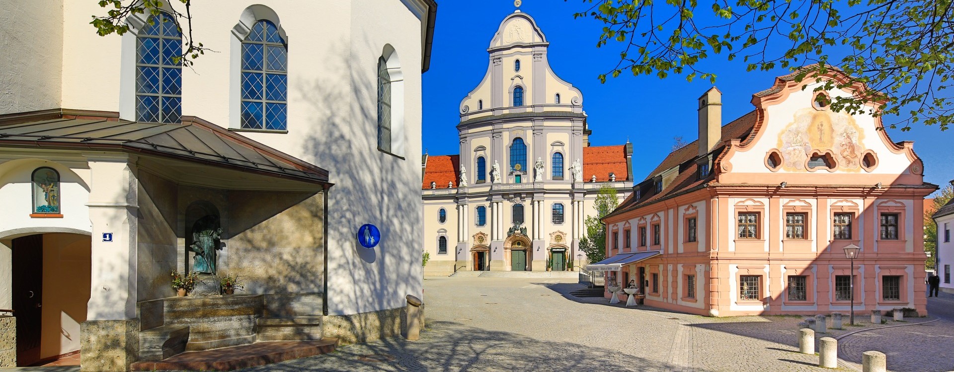 Die Altöttinger Basilika St. Anna mit der Bruder Konrad Kapelle im Vordergrund.