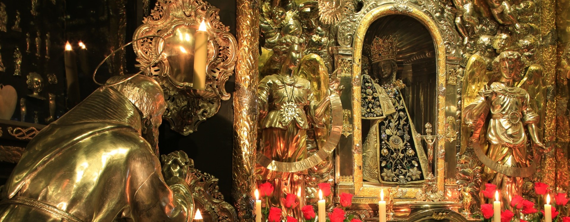 Innenansicht der Altöttinger Gnadenkapelle mit Blick auf die schwarze Madonna und Bruder Konrad.