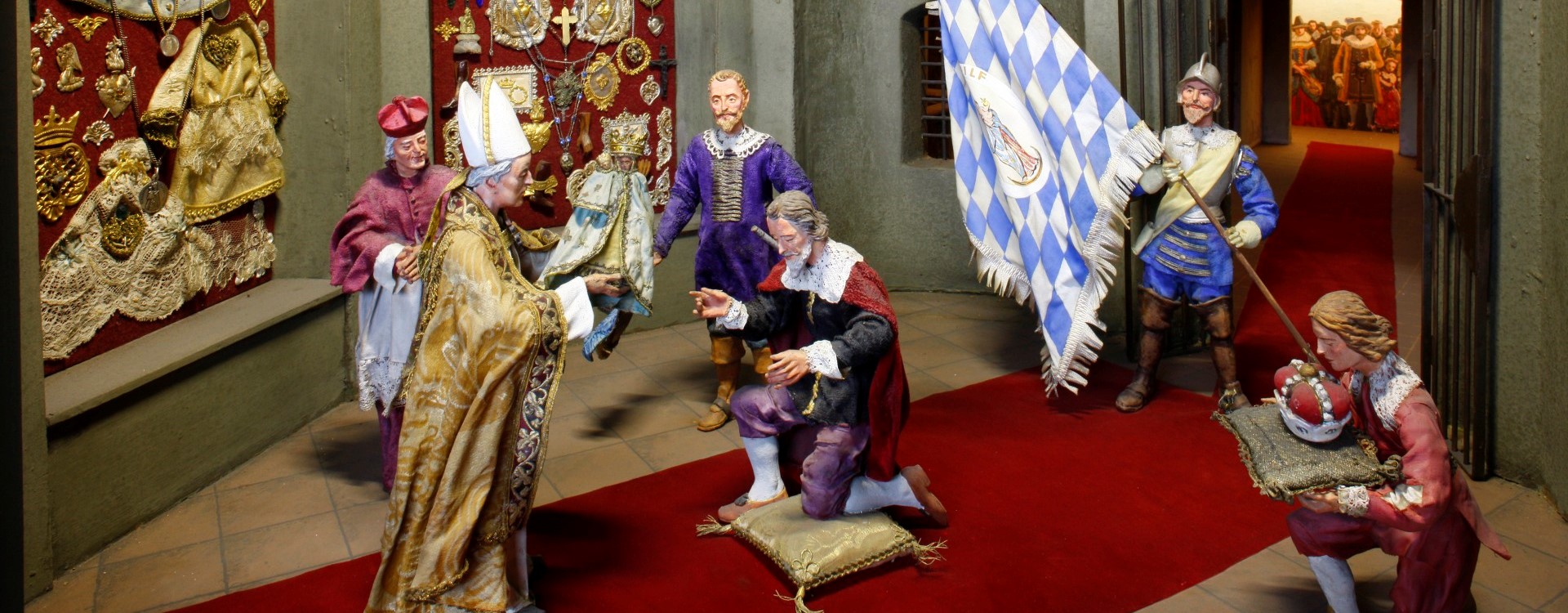Dioramenschau Altötting, Diorama von Graf Tilly und Maximilian I. in der Gnadenkapelle knieend vor dem Gnadenbild.